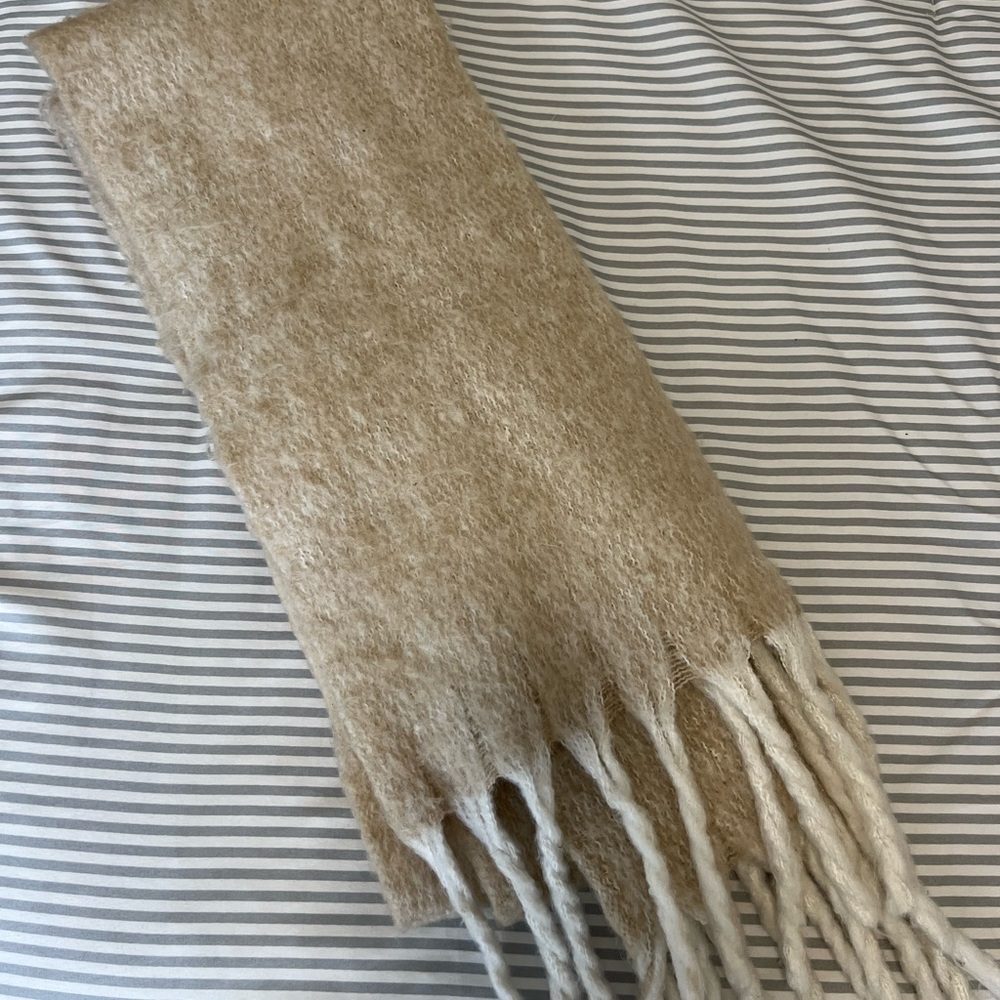 white and tan blanket scarf